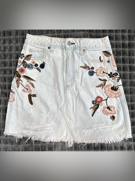 Abercrombie & Fitch Dresses & Skirts - Abercrombie & Fitch 0 Embroidered White Denim Mini Skirt with Floral Detail (B7)